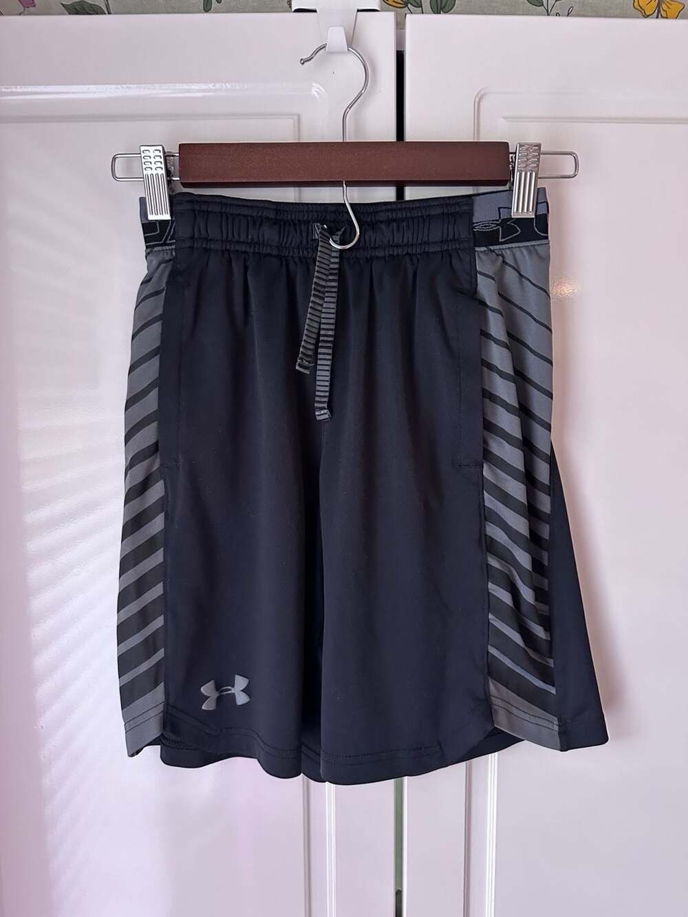 Under Armour HeatGear Athletic Shorts Size YMD Black Gray Striped
